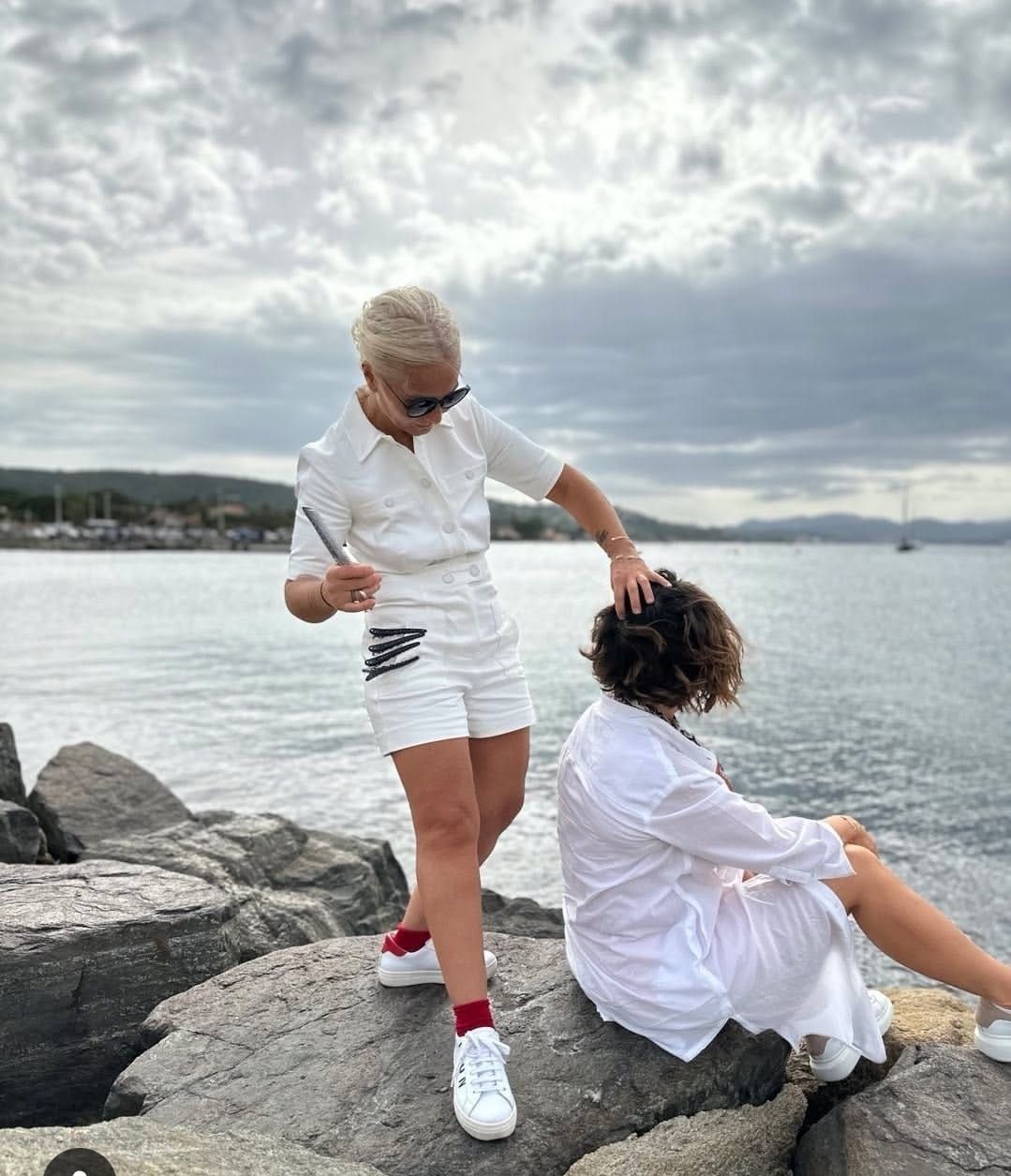 Dilek bei der Arbeit am Meer, mit Kamm in der Hand
